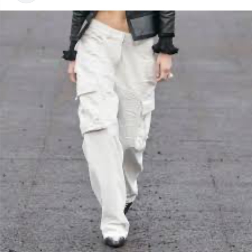 NWT Forever 21 White High Rise Jeans
Size medium